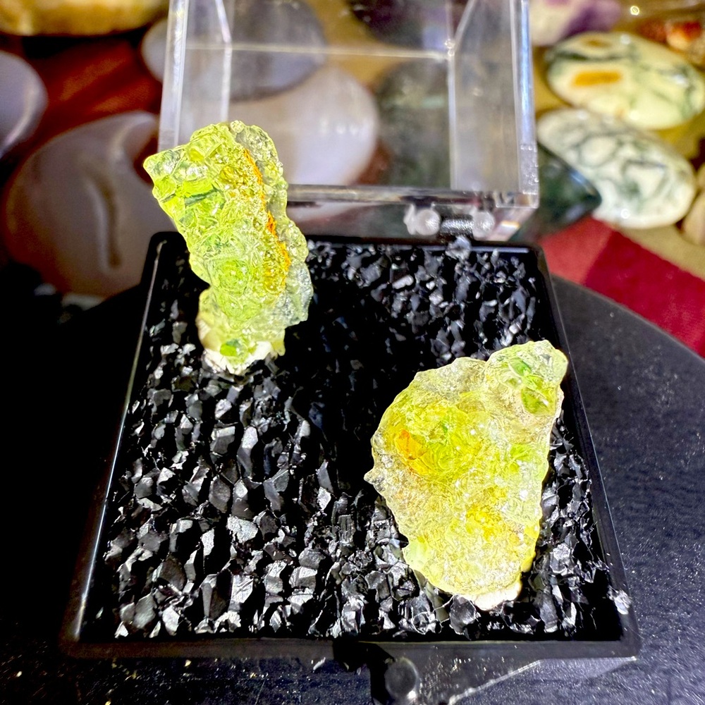 UV Hyalite Opal Specimen Set